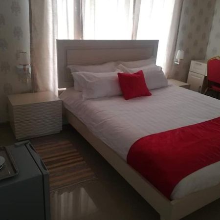 Lee Bed & Breakfast Francistown Extérieur photo