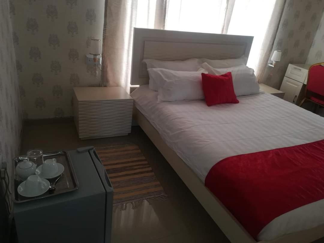 Lee Bed & Breakfast Francistown Extérieur photo
