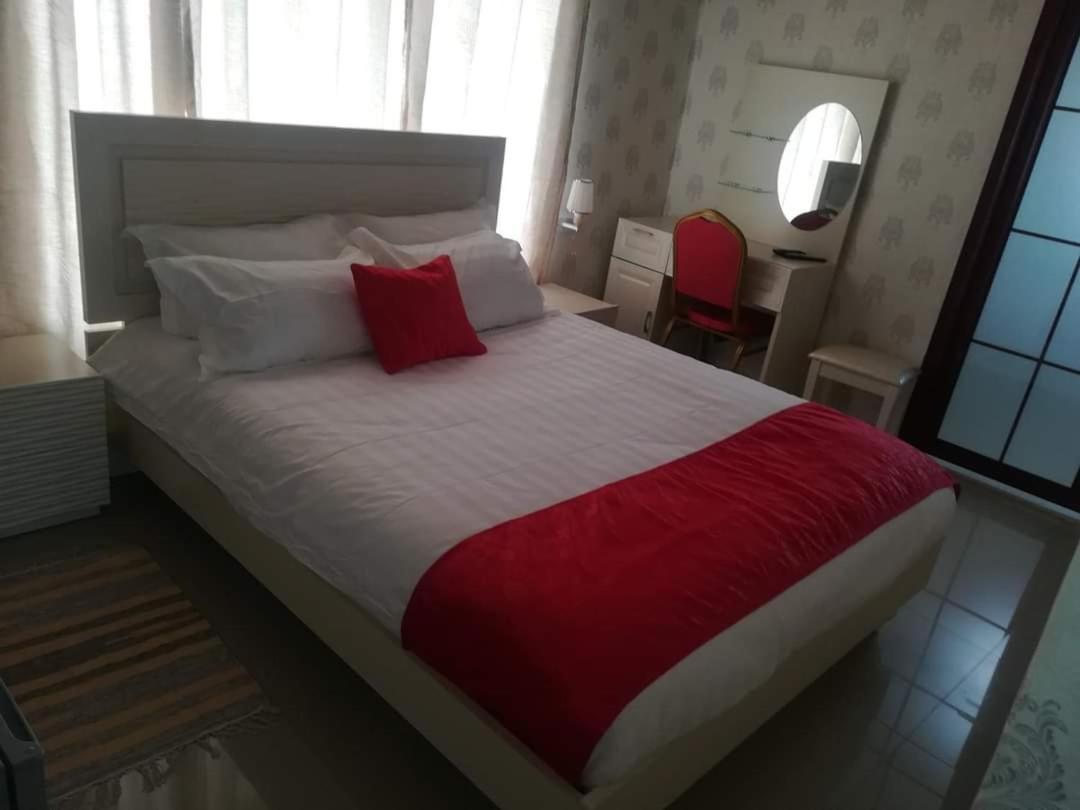 Lee Bed & Breakfast Francistown Extérieur photo