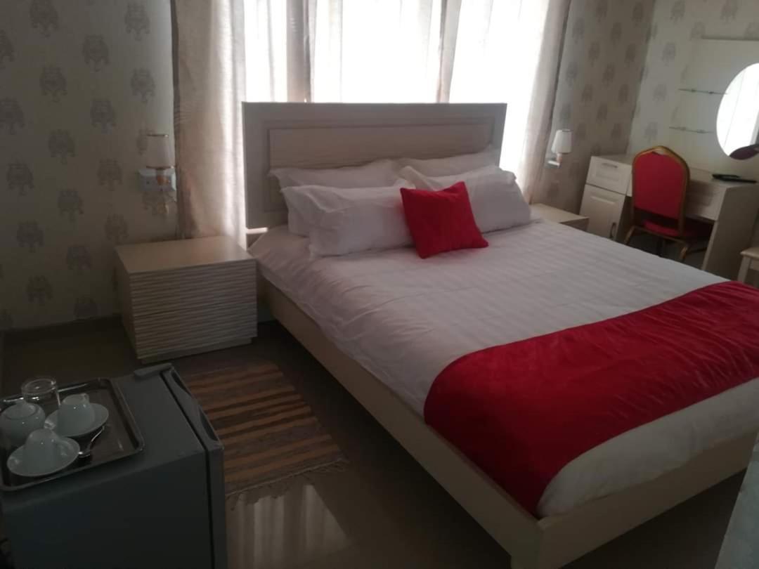 Lee Bed & Breakfast Francistown Extérieur photo